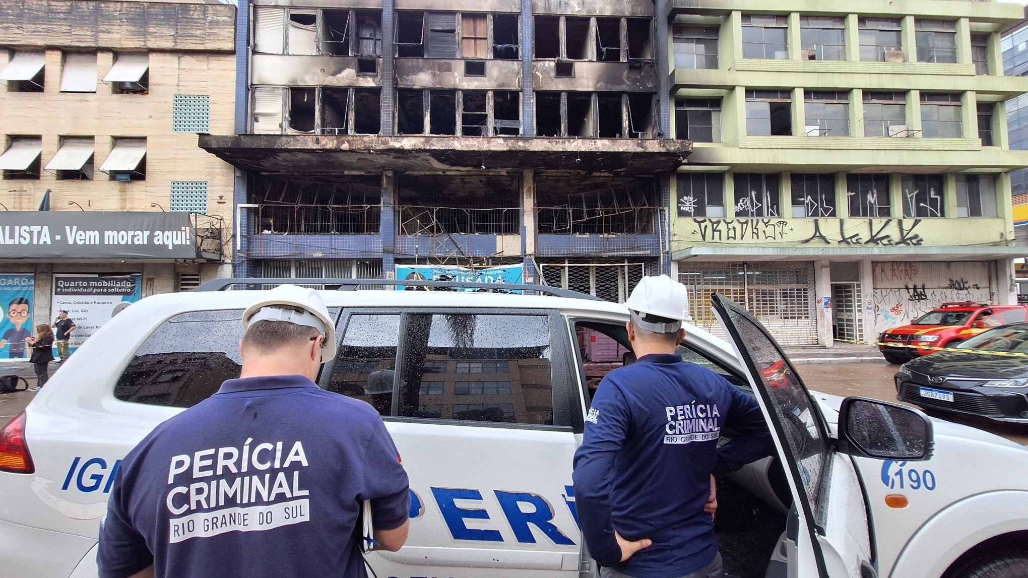 INCÊNDIO: Identificadas cinco vítimas da pousada que pegou fogo em Porto Alegre; entenda o IGP realiza os reconhecimentos