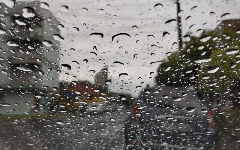 PREVISÃO DO TEMPO: Alertas da Defesa civil e do Inmet são de chuva e vento de 80 km/h nas próximas horas no RS | abc+