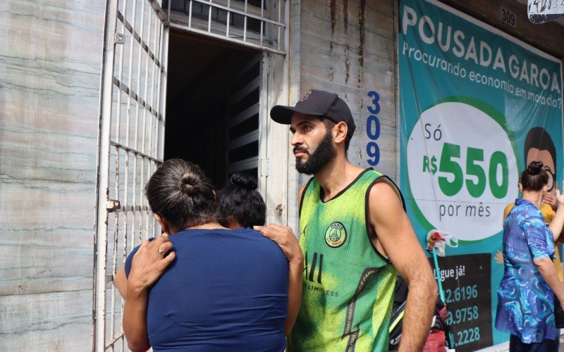 Terezinha FÃ¡tima Rodrigues Soares, que Ã© acudida pela irmÃ£, ao lado do companheiro Marco AurÃ©lio de Souza