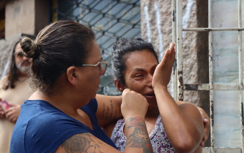 Terezinha FÃ¡tima Rodrigues Soares caiu em lÃ¡grimas ao encontrar a irmÃ£ em frente a pousada que incendiou