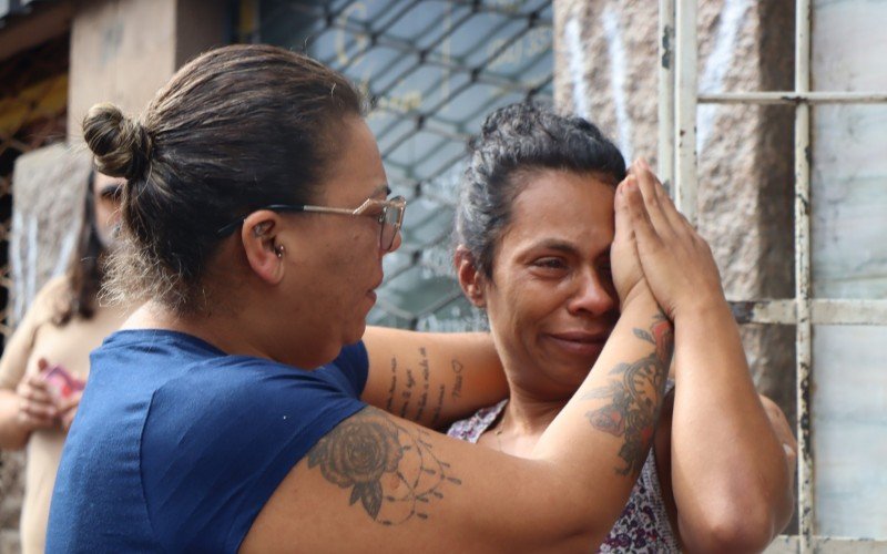 Terezinha Fátima Rodrigues Soares caiu em lágrimas ao encontrar a irmã em frente a pousada que incendiou | abc+