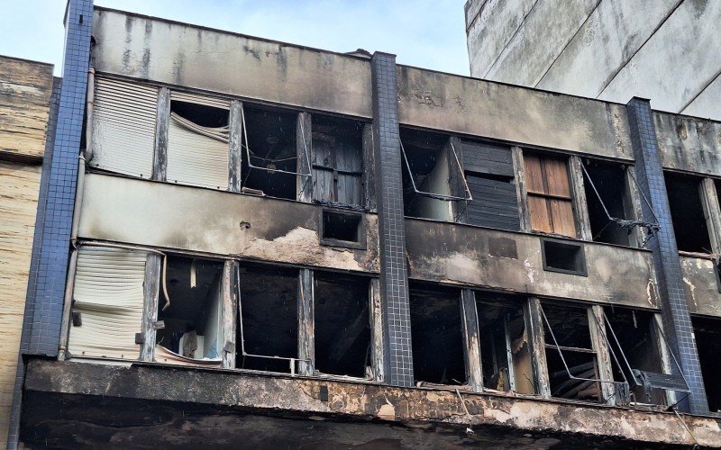 PrÃ©dio de pousada apÃ³s incÃªndio em Porto Alegre