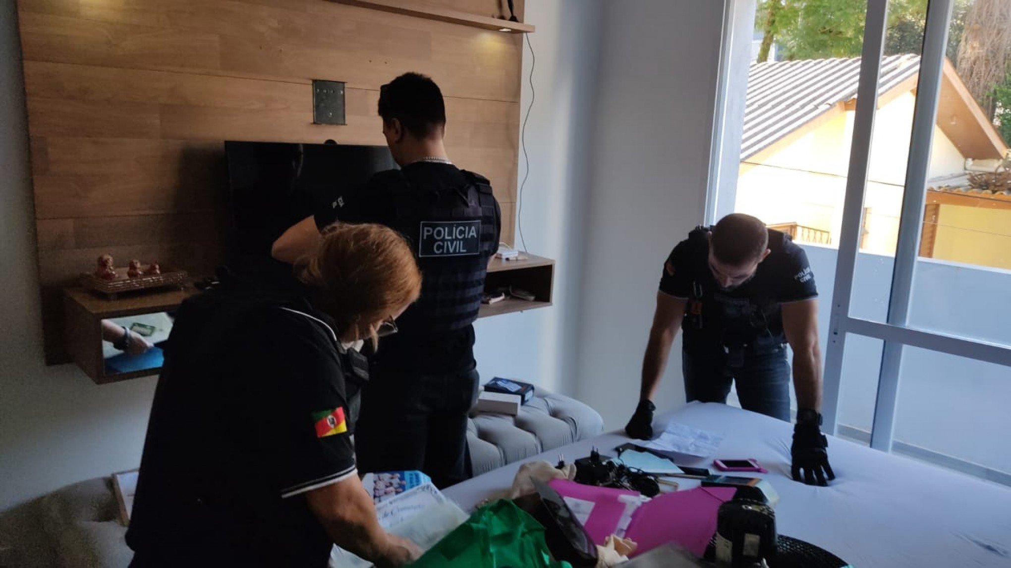 Celulares, drogas e máquina de cartão são apreendidos em operação contra crimes de extorsão e estupro registrados em Novo Hamburgo