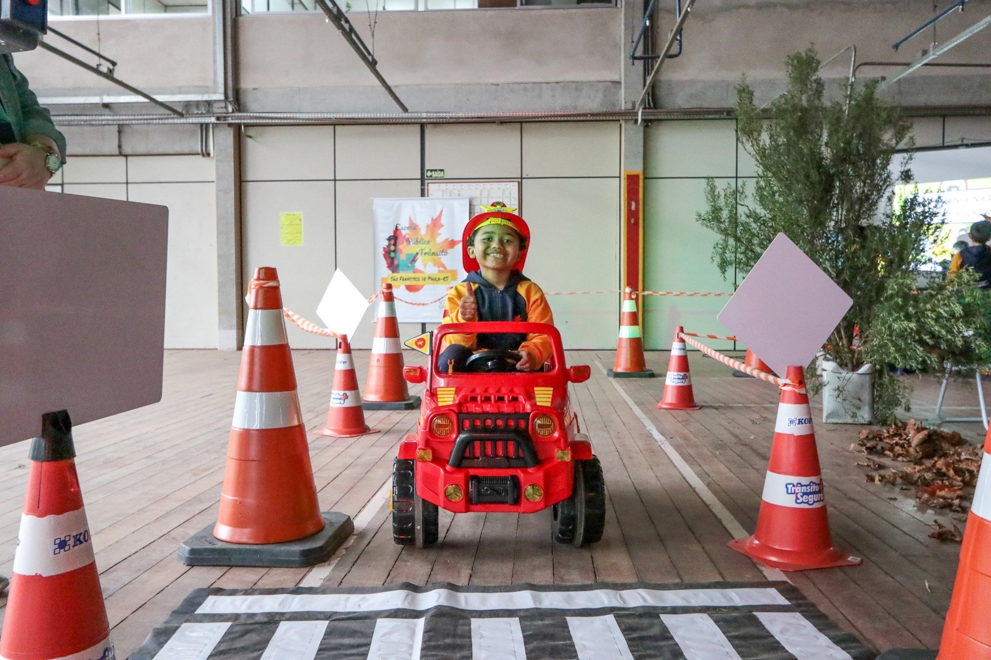 VEJA FOTOS: Crianças aprendem brincando sobre as regras de trânsito