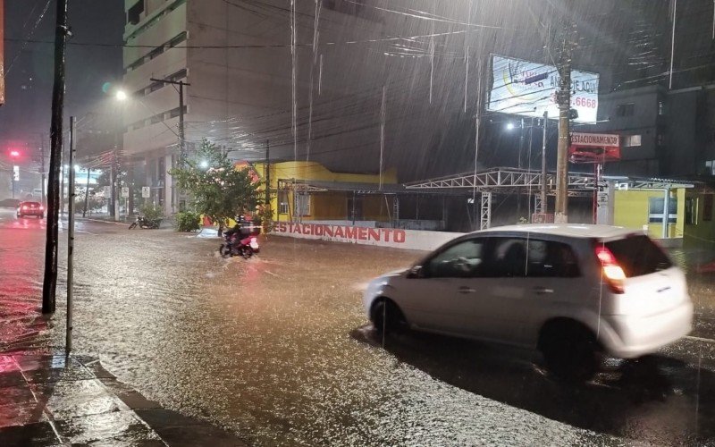 Arroio transbordou e causou alagamento no Centro de Novo Hamburgo no início da noite | abc+