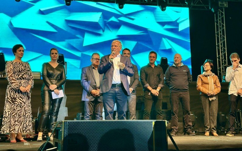 Prefeito Constantino Orsolin participou da inauguraÃ§Ã£o da Roda Canela, primeira roda-gigante temÃ¡tica do mundo