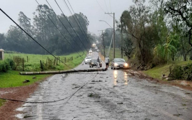 Tempestade com vento e granizo derrubou postes e danificou telhado de casas em Santa Cruz do Sul | abc+