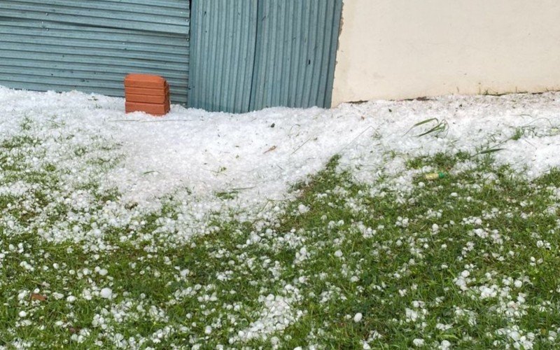 Tempestade com vento e granizo derrubou postes e danificou telhado de casas em Santa Cruz do Sul | abc+