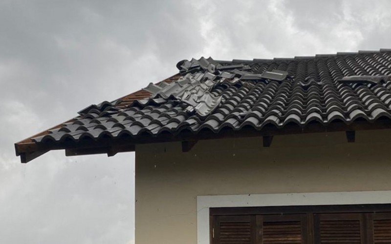 Tempestade com vento e granizo derrubou postes e danificou telhado de casas em Santa Cruz do Sul | abc+