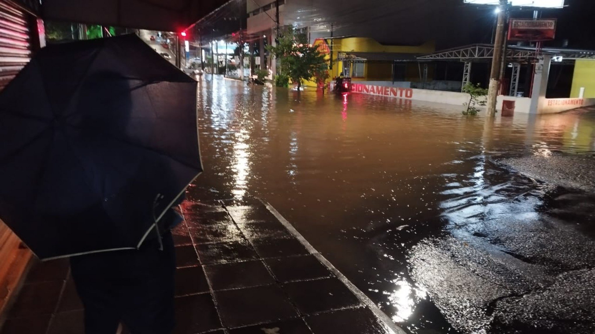 Chuva na noite deste sábado causou alagamentos em Novo Hamburgo | abc+