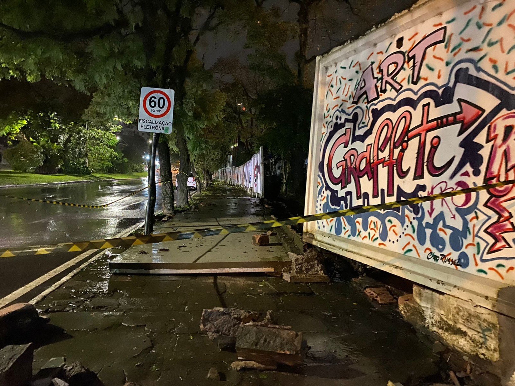 TEMPESTADE: Cinco anos depois, chuva volta a derrubar muro de colégio em Novo Hamburgo