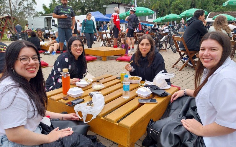 Irmãs gêmeas e amigas saíram de Porto Alegre e Canoas para visitar feira da colônia japonesa | abc+