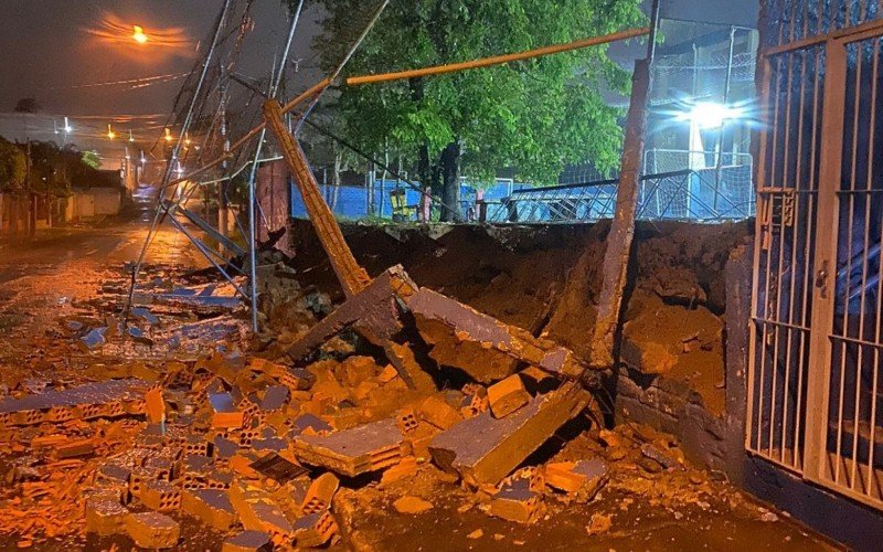 Parte de muro próximo à Escola Caldre Fião caiu durante a tempestade