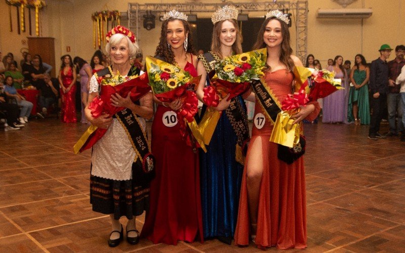 A nova corte da São Leopoldo Fest formada pela oma Iselda Barden Rosa, a segunda princesa Eduarda Souza Nunes, a rainha Andressa Amaro Prass e a primeira princesa Nicole Budke