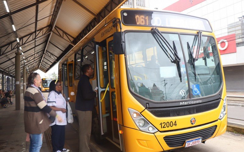 Movimentação de usuários era pequena na manhã deste domingo no principal terminal de ônibus de Novo Hamburgo; linhas estavam cumprindo horários | abc+