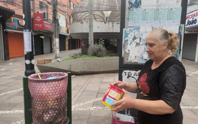 A aposentada Vitória Gomes junta ela mesma os lixos no Calçadão de Canoas