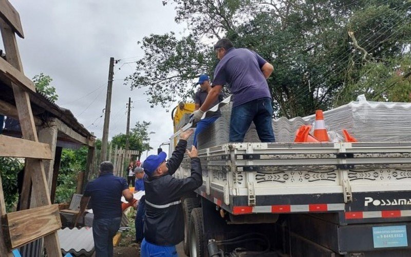 Telhas e lonas foram distribuídas ao longo deste domingo nos bairros mais afetados | abc+