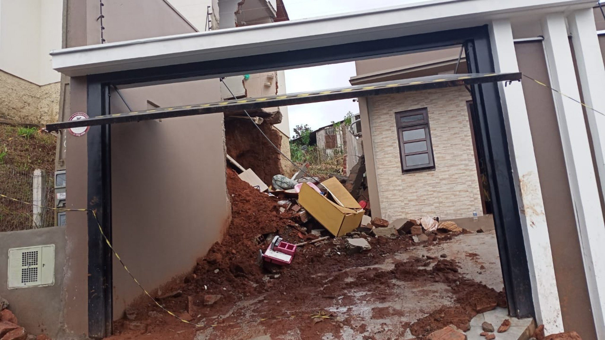 TEMPESTADE: Pessoas fora de casa, destelhamentos e queda de árvores estão entre as consequências da chuva em 25 cidades do RS