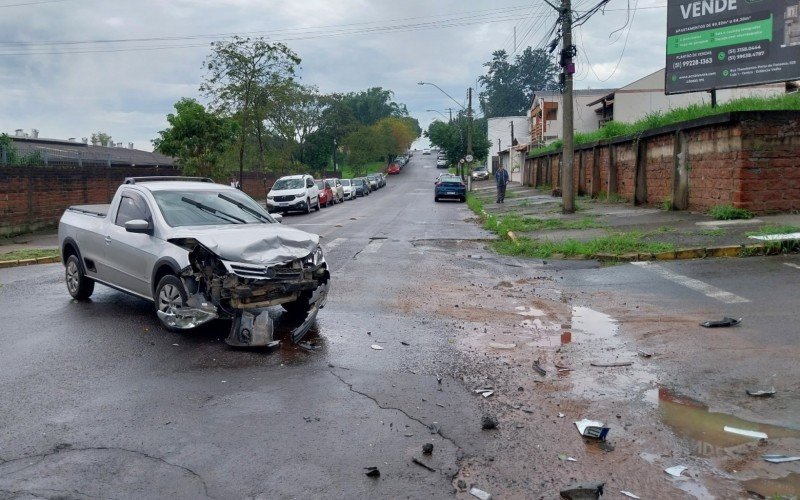 Acidente entre carros no bairro Petrópolis, em Novo Hamburgo