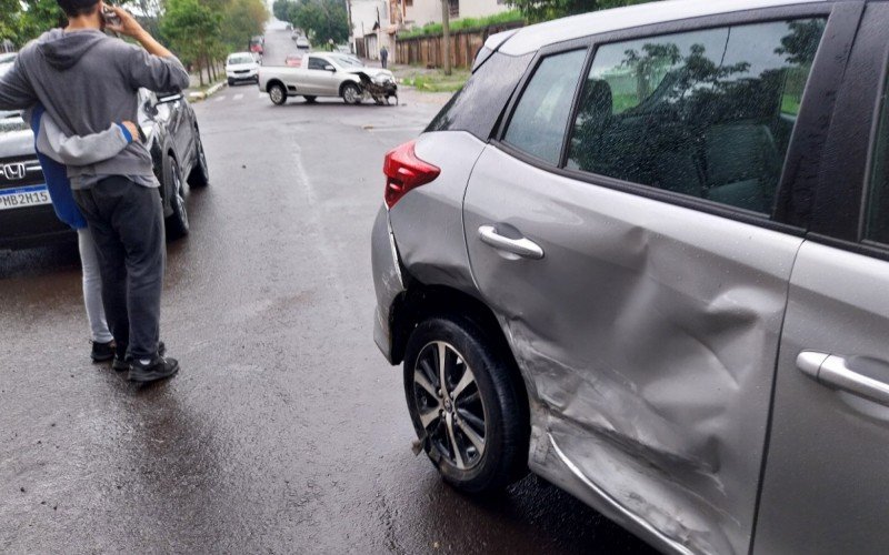 Acidente entre carros no bairro Petrópolis, em Novo Hamburgo