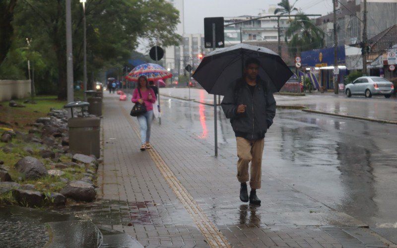 Chuva, frio e formação de ciclone marcam a quarta-feira no RS; confira a previsão do tempo | abc+