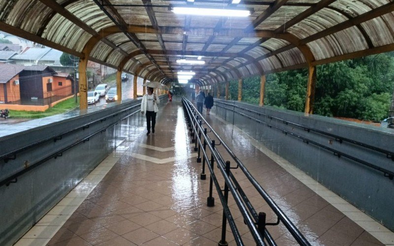 Usuários precisam utilizar guarda-chuva para andar na passarela e dentro da Estação