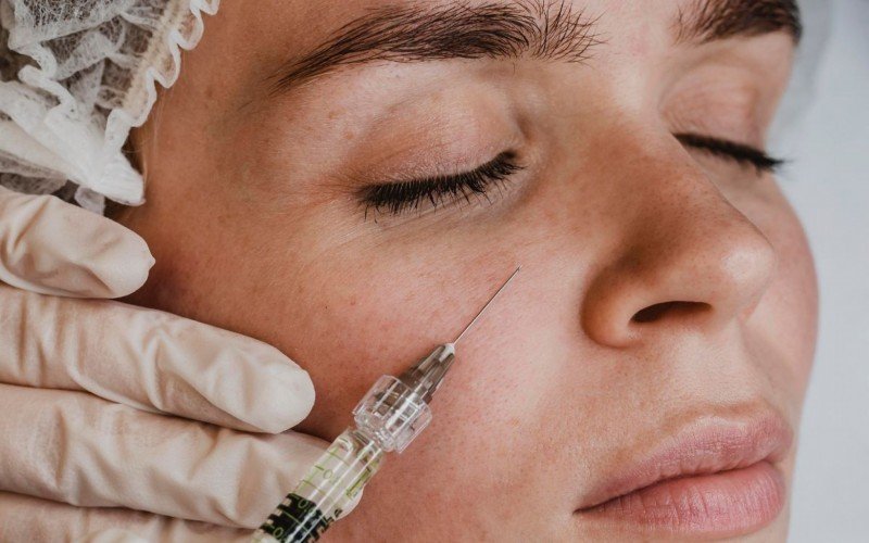 Mulheres contraíram HIV ao passarem por procedimento estético que reaplica sangue no rosto | abc+