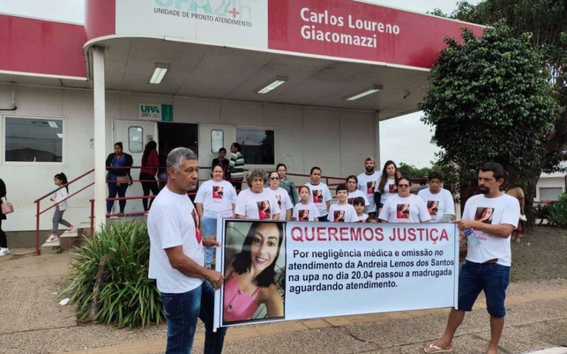 Familiares e amigos de Andreia Lemos dos Santos, 32 anos, que morreu dentro da Unidade de Pronto Atendimento (UPA) Boqueirão no dia 20 de abril, fizeram um protesto contra o atendimento recebido pela moradora do bairro Guajuviras. 