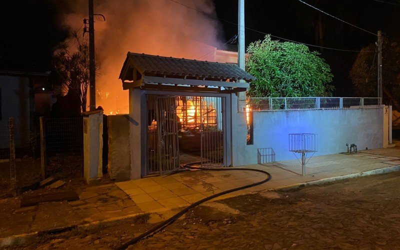 Incêndio atingiu residência no Vale do Caí  | abc+