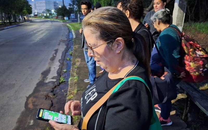 Loresa Santana Tretim se distraiu jogando "paciência" no ponto inicial da linha Aeroclube | abc+