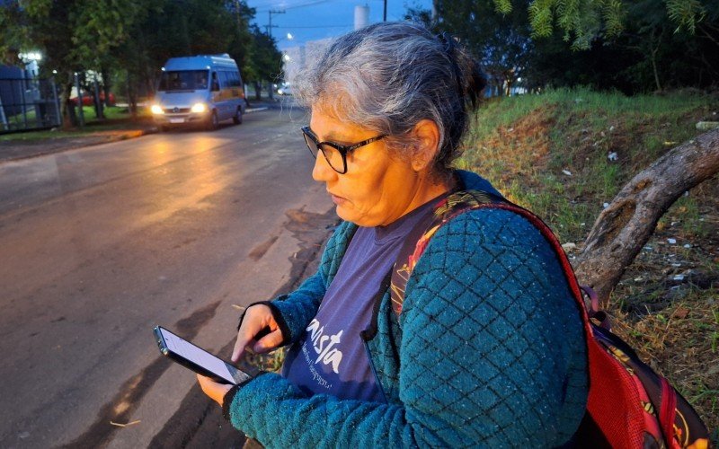 A auxiliar de limpeza Marisa dos Santos desistiu de esperar por ônibus que sequer chegou e chamou um motorista de aplicativo | abc+