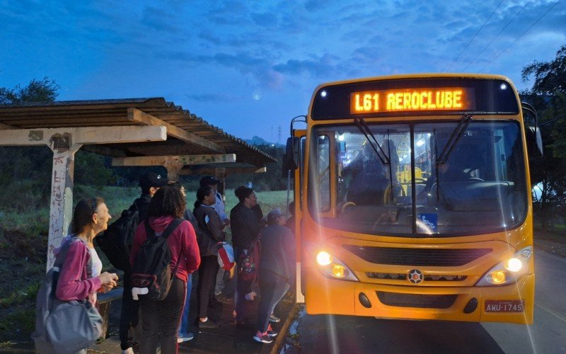 Paradas lotadas após atraso dos ônibus em pontos de Novo Hamburgo | abc+