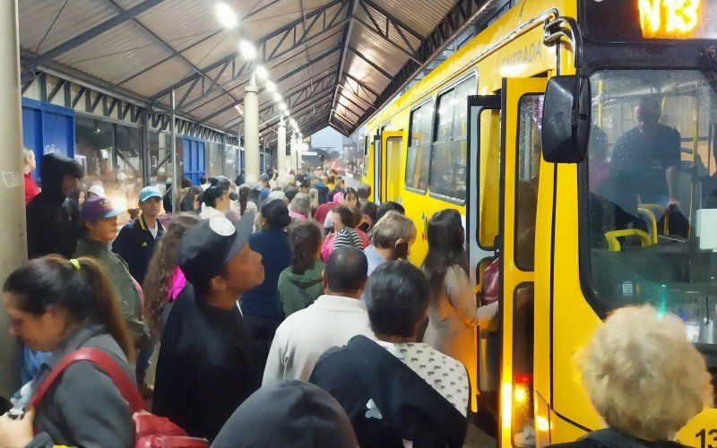 NOVO HAMBURGO: Usuários relatam até duas horas de espera por ônibus no paradão