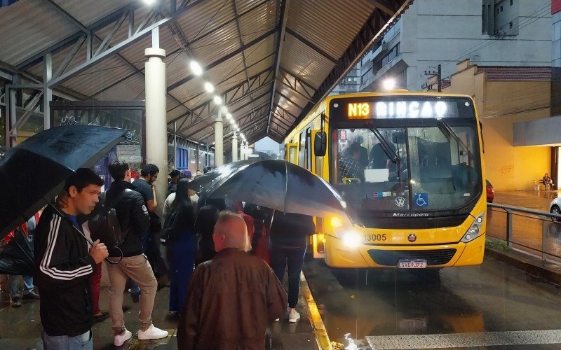 NOVO HAMBURGO: Usuários relatam até duas horas de espera por ônibus no paradão