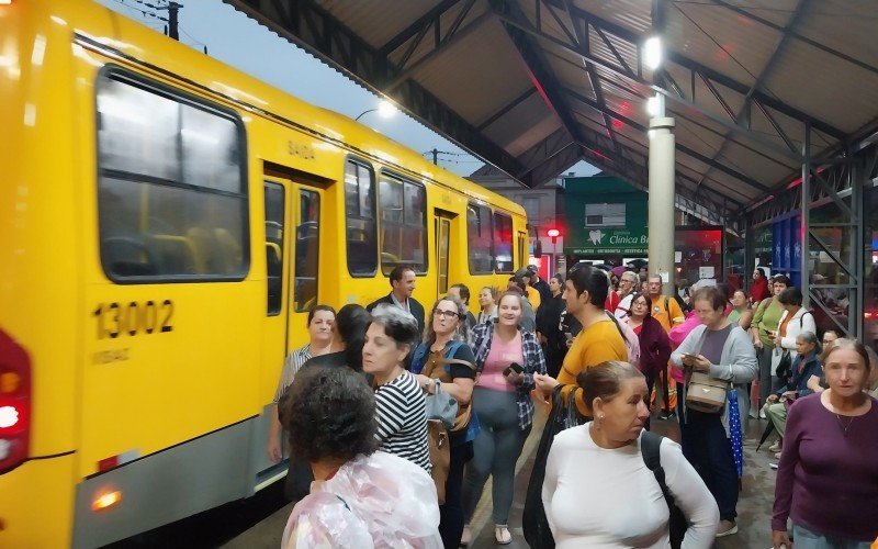Usuários reclamam de longa espera por ônibus no paradão do Centro de Novo Hamburgo | abc+