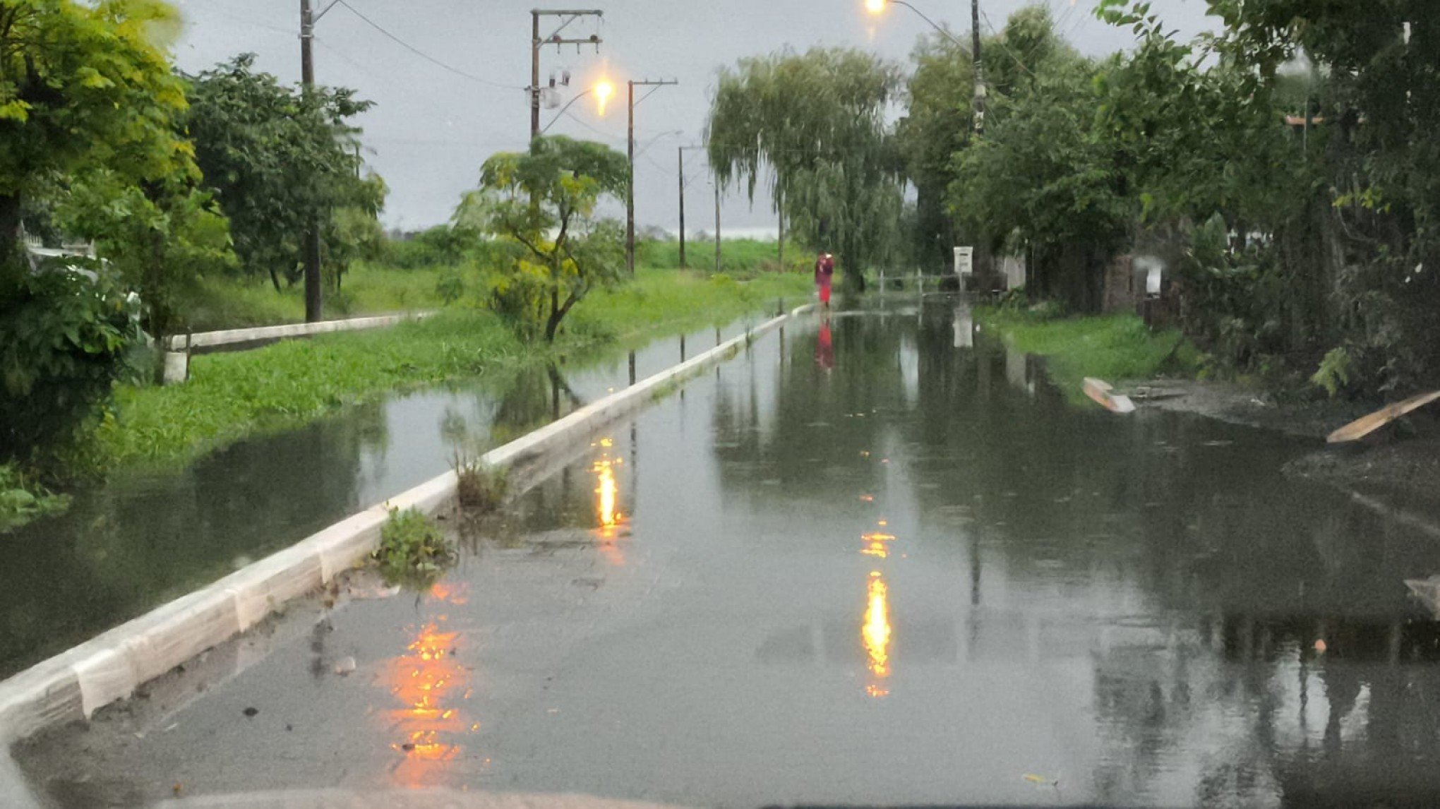 TEMPESTADE: "Esse problema se repete toda vez que chove", lamenta morador que vê rua alagar com chuva intensa