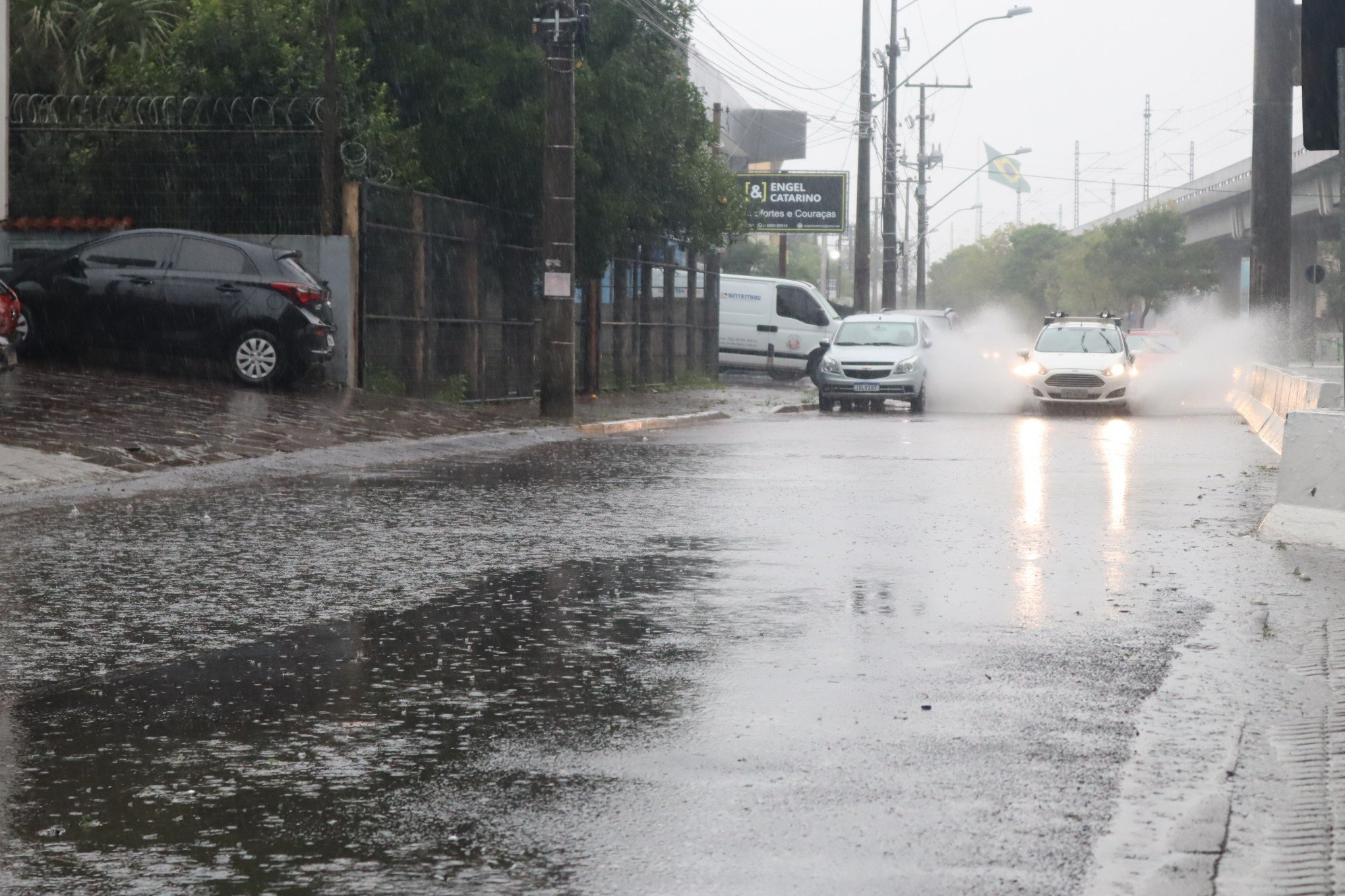 TEMPESTADE: Porto Alegre atinge média do mês de chuva em poucas horas e previsão para semana é preocupante no RS