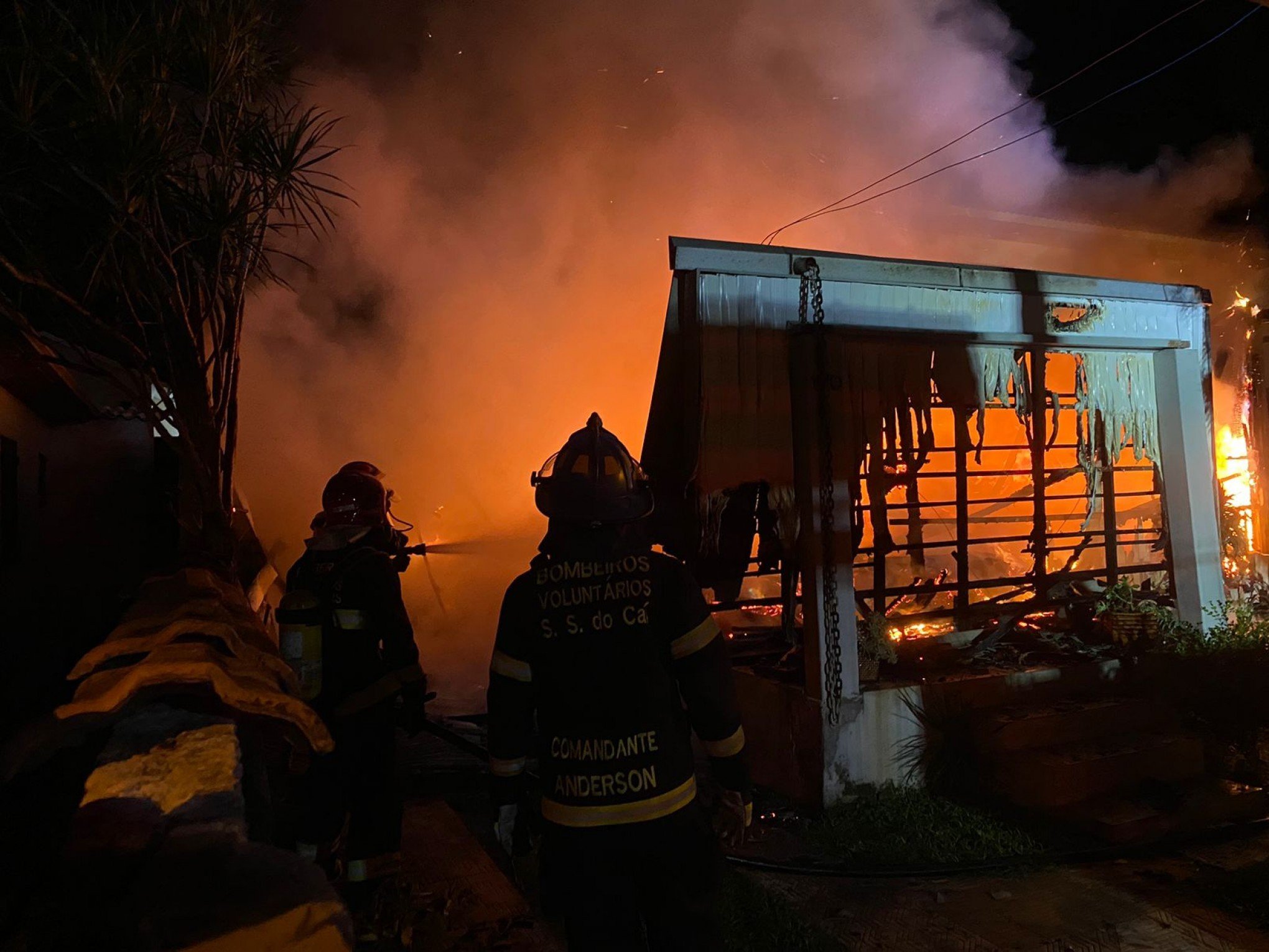 VÍDEO: Casa é consumida pelo fogo e bombeiros levam 1h30 para combater incêndio em São Sebastião do Caí