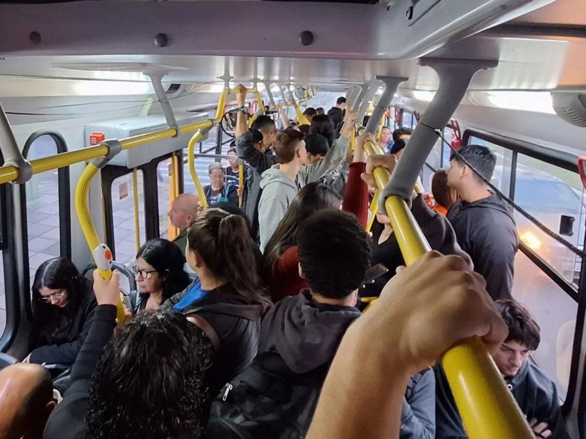 "Parece uma lata de sardinha": Quase 100 passageiros em um único ônibus revelam as consequências dos atrasos