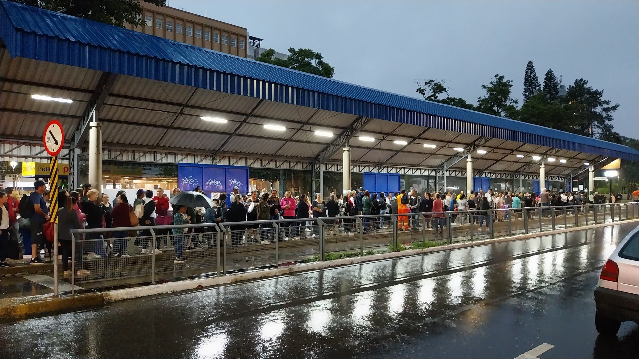 NOVO HAMBURGO: Usuários relatam até duas horas de espera por ônibus no paradão; veja fotos