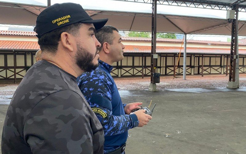 Marcos Batista, operador de drone da Guarda Municipal e Alexandre Barbosa dos Santos, subcomandante de Cachoeirinha   | abc+