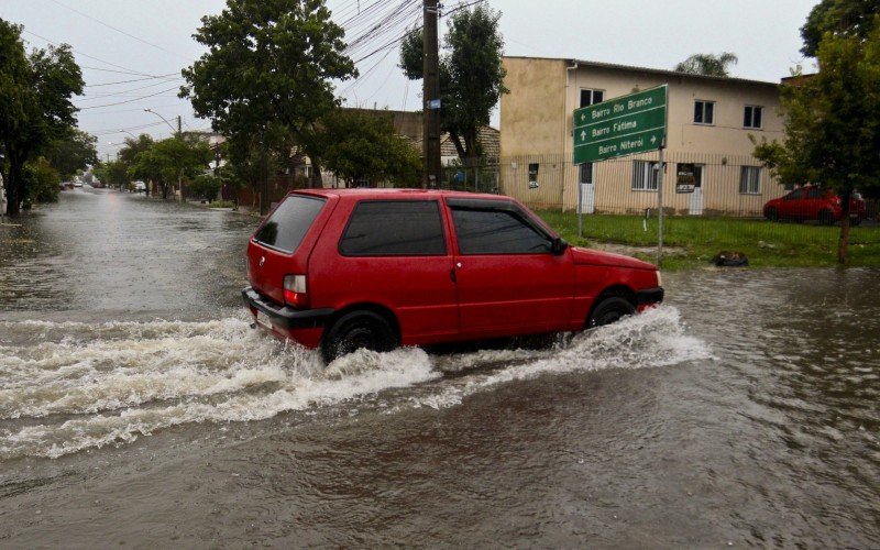 Alagamentos são rotineiros em dias de chuva