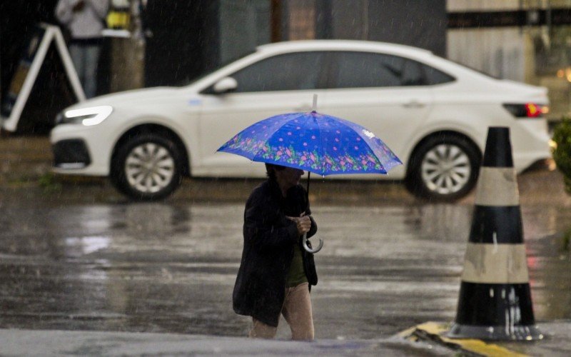 PREVISÃO DO TEMPO: A chuva vai parar? Rio Grande do Sul tem sexta-feira chuvosa antes das temperaturas despencarem | abc+