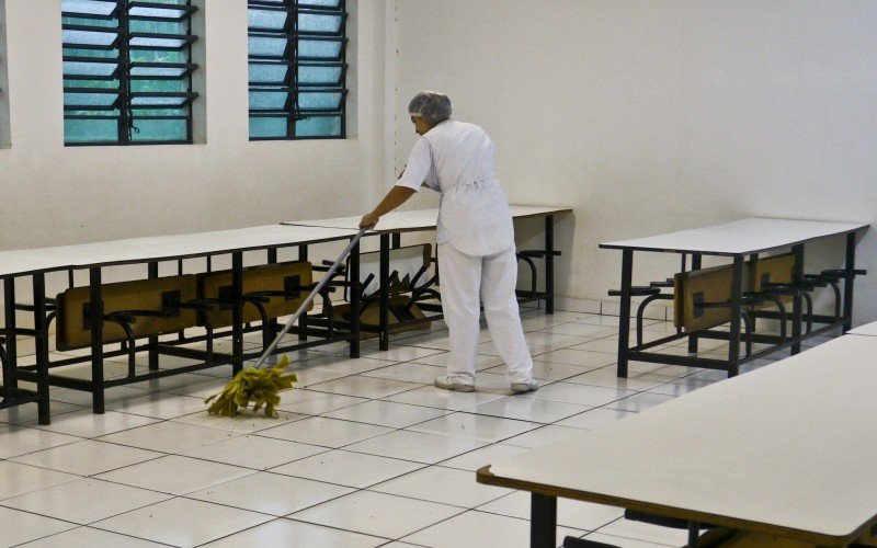 Foi preciso muito trabalho com o rodo na Escola Tancredo Neves nesta terça-feira (30)