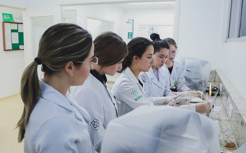 Atividades do curso de Biomedicina da Ulbra em laboratório