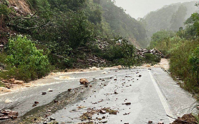 Há bloqueios totais e parciais por conta de deslizamentos, queda de pontes e alagamentos | abc+