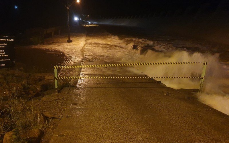 Barragem do Salto está com passagem bloqueada