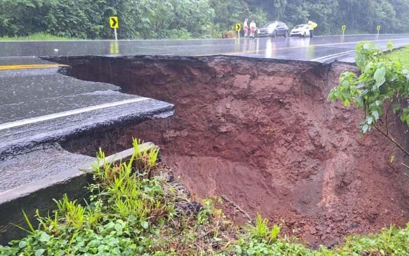 Cratera se abriu no quilômetro 40 da RS-122, entre o Vale do Caí e a Serra | abc+