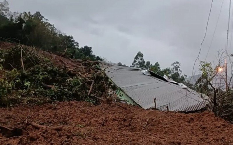 Casal está desaparecido após deslizamento de terra na zona rural de Roca Sales, no Vale do Taquari | abc+