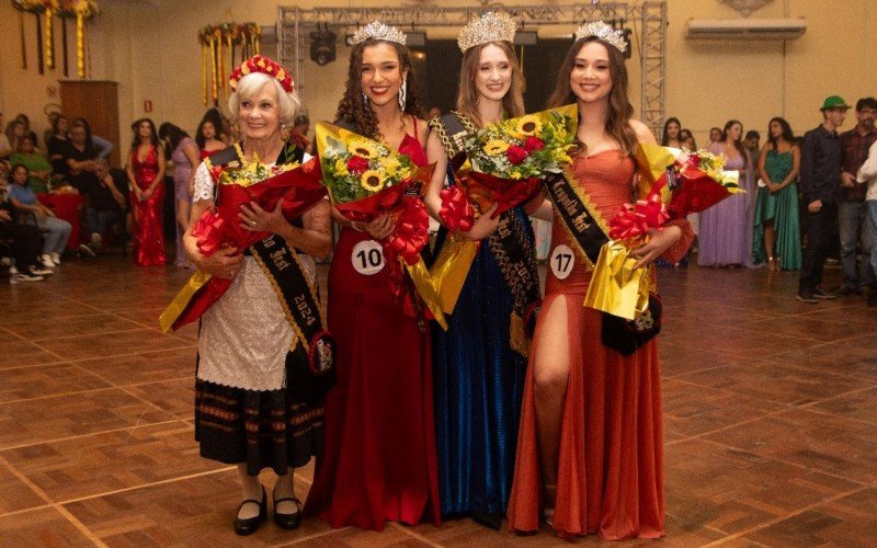 Corte da São Leopoldo Fest 2024, rainha Andressa Prass, 1.ª princesa Nicole Budke, 2.ª princesa Eduarda Nunes, e a oma Iselda Barden passarão as faixas